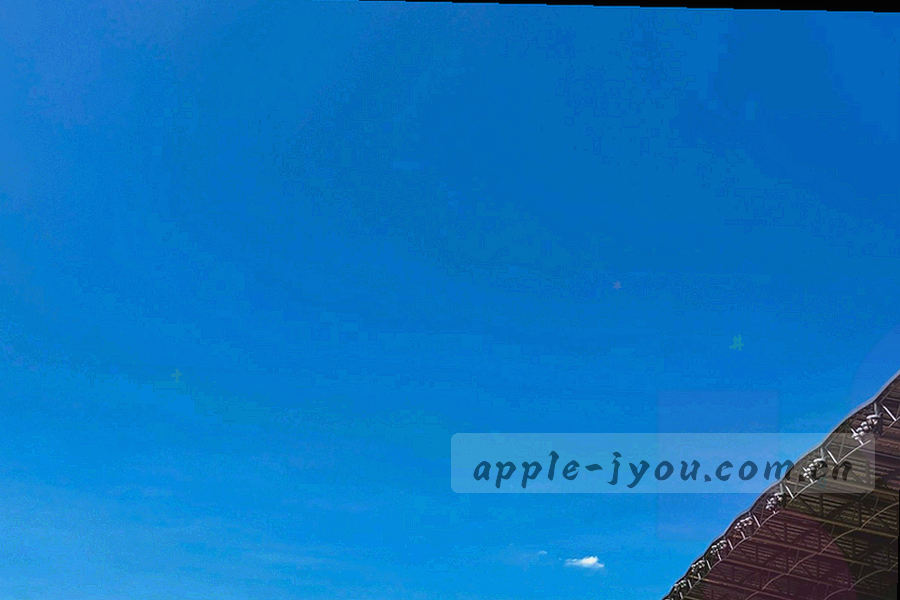 分析人员在多屏前查看赛事资料的侧影，屏幕上显示折线与表格